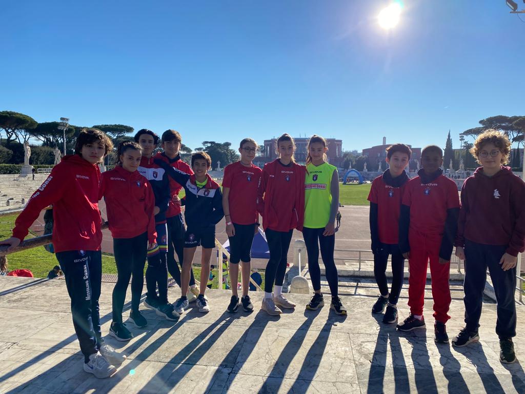 Gruppo di ragazzi in tenuta sportiva allo stadio dei marmi